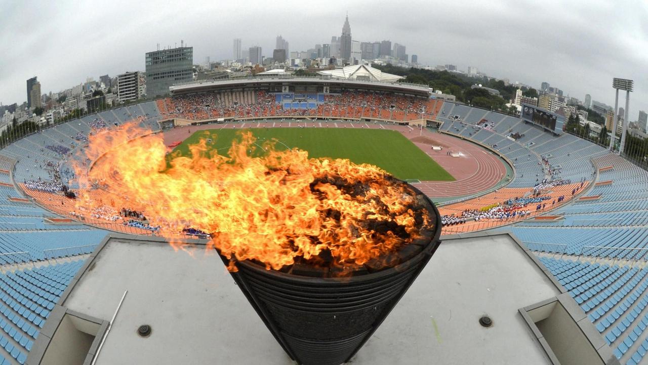 Feuer in einer Schale im Olympiastadion von 1964 Feuer in einer Schale im Olympiastadion von 1964