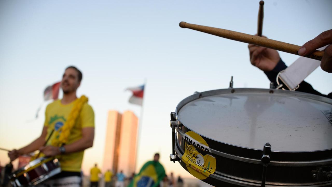 In Brasilia demonstrieren Aktivisten für ein Amtsenthebungsverfahren gegen Präsidentin Rousseff In Brasilia demonstrieren Aktivisten für ein Amtsenthebungsverfahren gegen Präsidentin Rousseff