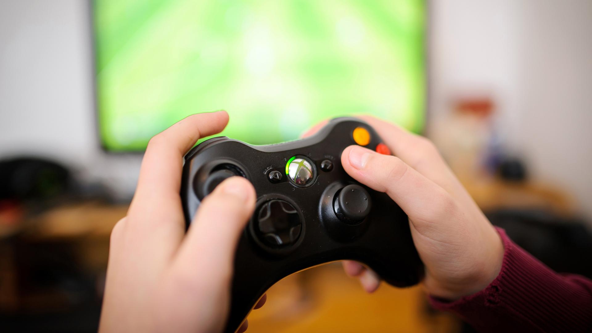Ein Junge spielt auf seiner Xbox 360 S "Fifa 15", aufgenommen am 06.01.2015 in Dresden (Sachsen). Ein Junge spielt auf seiner Xbox 360 S "Fifa 15", aufgenommen am 06.01.2015 in Dresden (Sachsen).