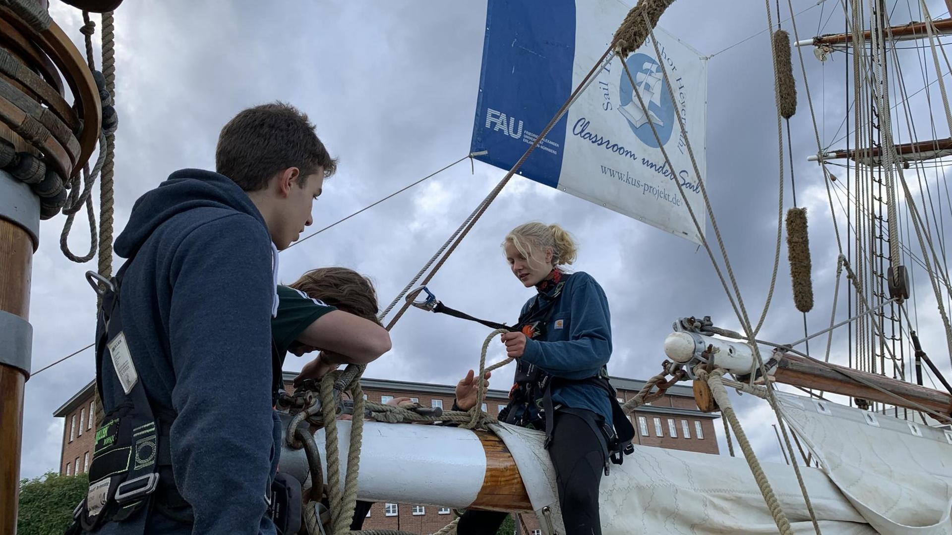 Schüler auf dem Segelschiff "Thor Heyerdahl" bei der Vorbereitung der Segel. Schüler auf dem Segelschiff "Thor Heyerdahl" bei der Vorbereitung der Segel.