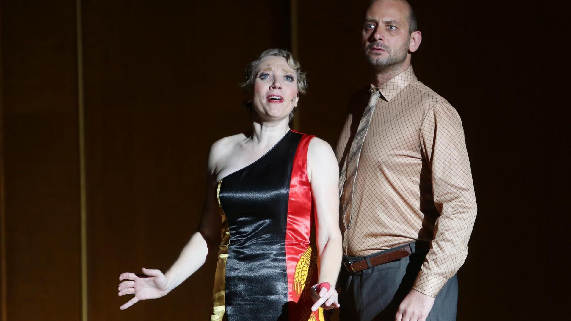 Das Theaterstück nach dem Roman von Peter Richter wurde von Regisseurin Claudia Bauer umgesetzt und hat am 16.09.2016 Premiere. Das Theaterstück nach dem Roman von Peter Richter wurde von Regisseurin Claudia Bauer umgesetzt und hat am 16.09.2016 Premiere.