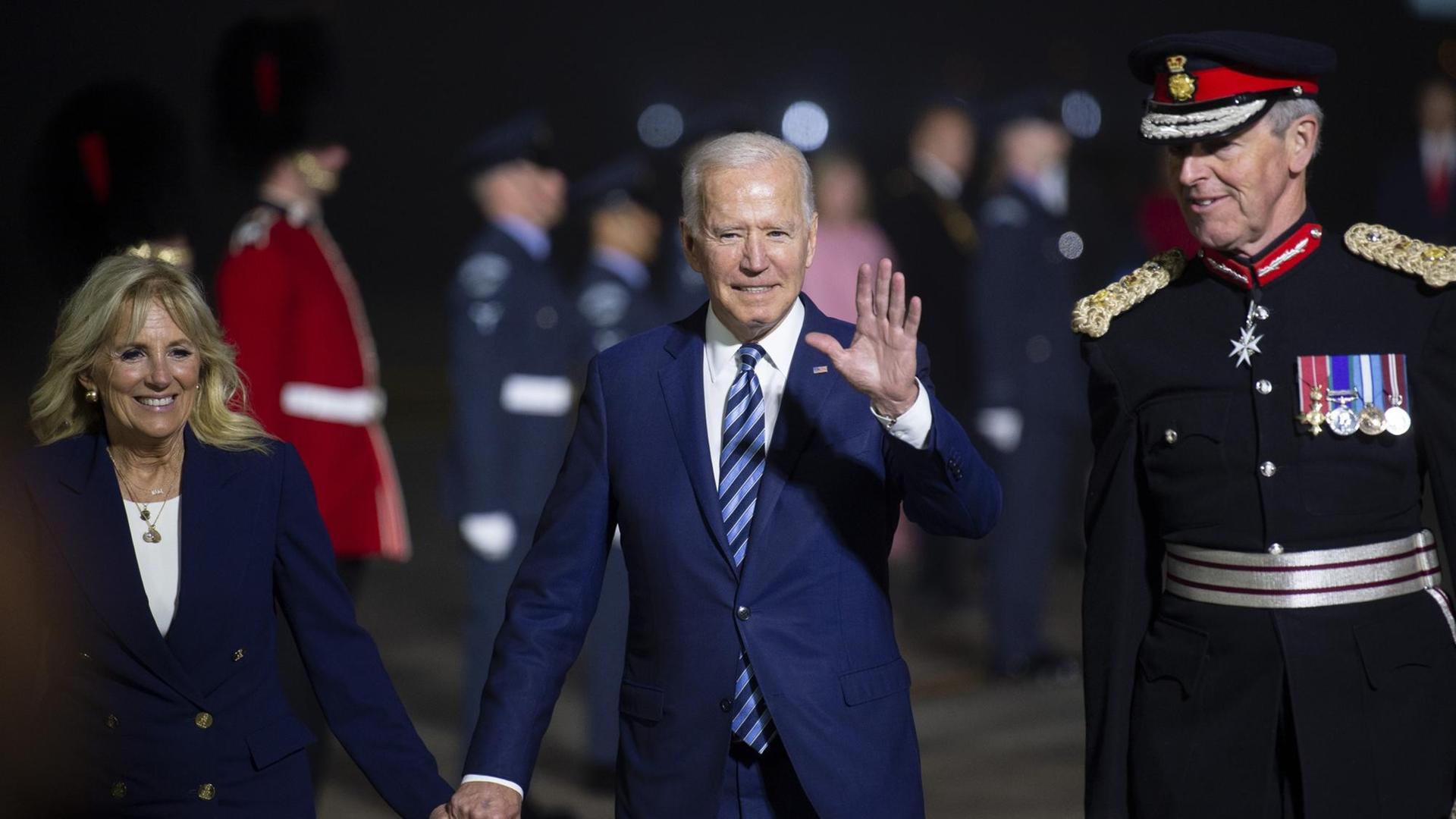US-Präsident Joe Biden geht Hand in Hand mit seiner Frau Jill. US-Präsident Joe Biden geht Hand in Hand mit seiner Frau Jill.