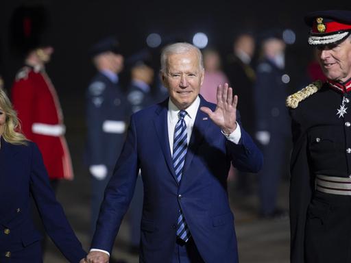 US-Präsident Joe Biden geht Hand in Hand mit seiner Frau Jill.