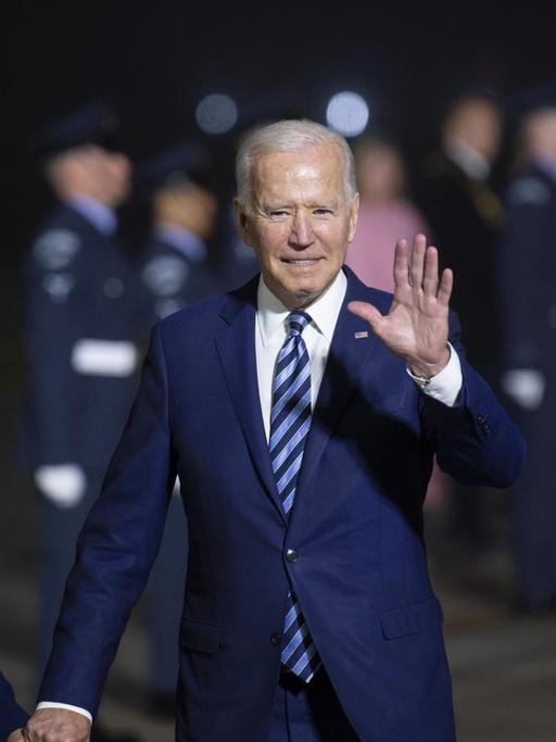 US-Präsident Joe Biden geht Hand in Hand mit seiner Frau Jill.