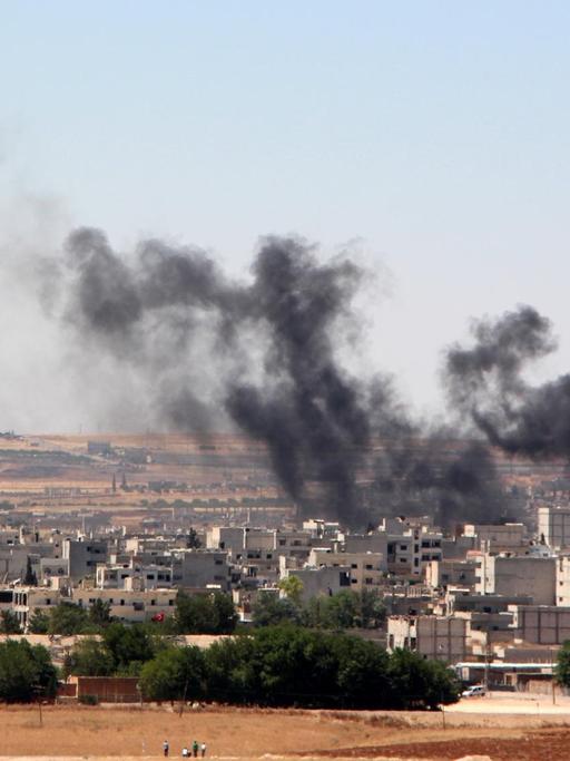 Rauch steigt aus der syrischen Stadt Kobane auf, die am 25.6.15 wieder umkämpft ist.