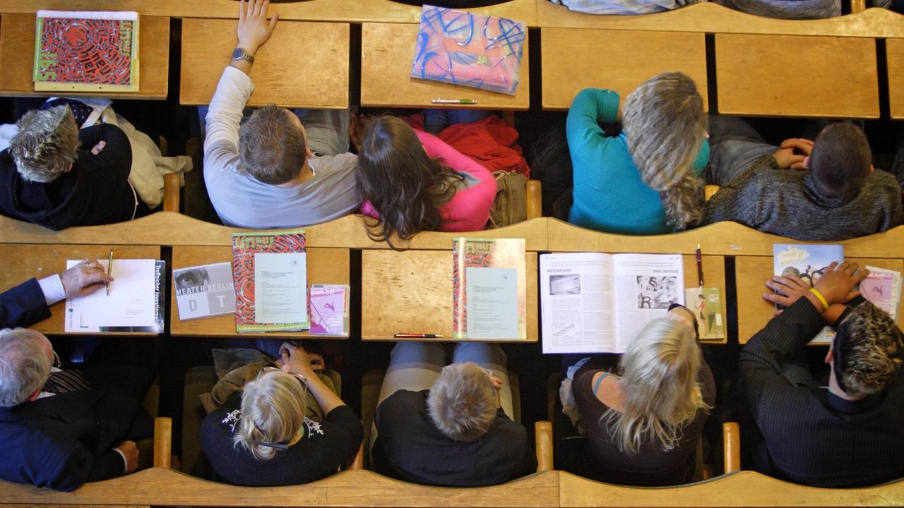 Studenten während einer Vorlesung der Humboldt-Universität. Studenten während einer Vorlesung der Humboldt-Universität.