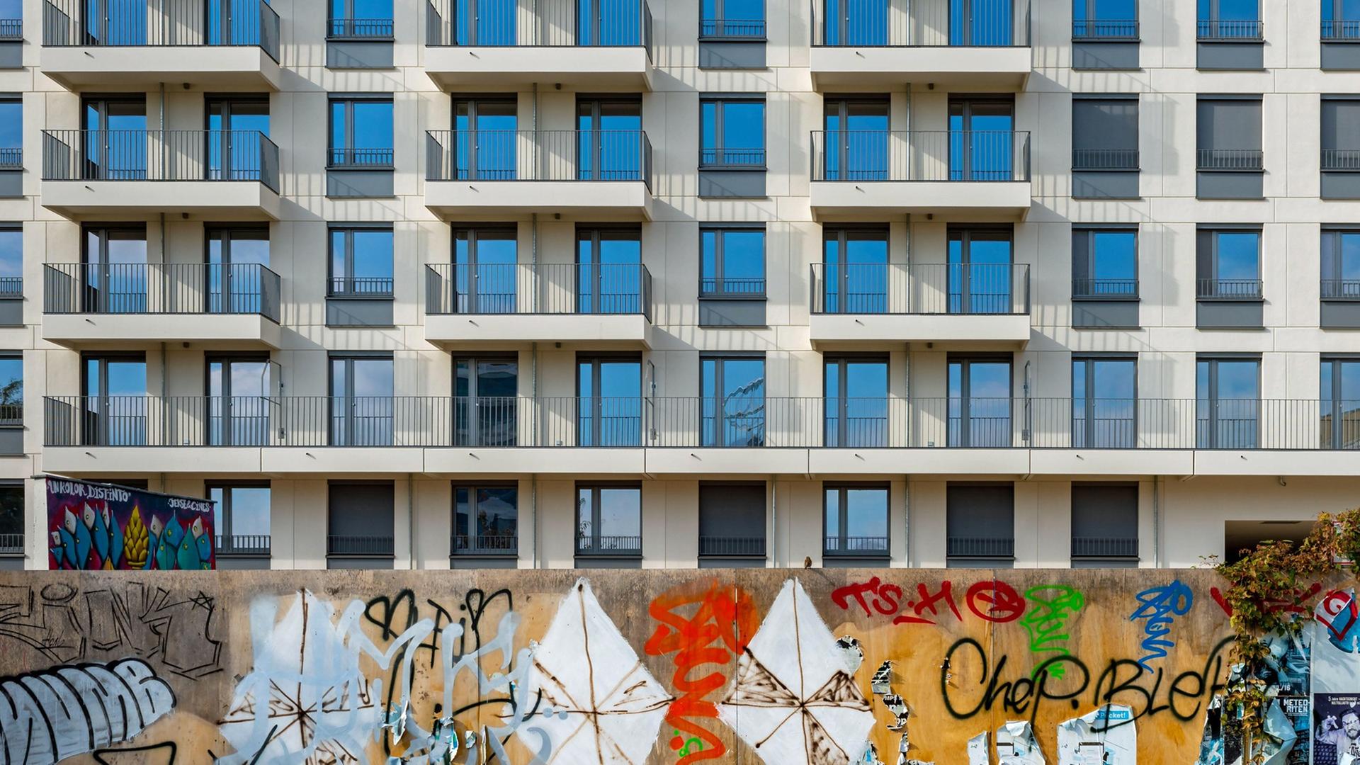 Blick auf die Fassade eines neuerbauten Wohnhauses an der East Side Gallery in Berlin