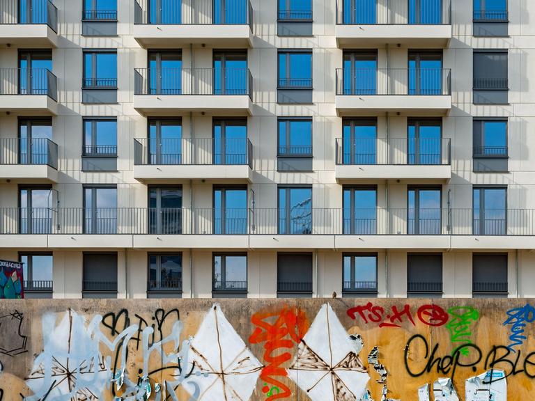 Blick auf die Fassade eines neuerbauten Wohnhauses an der East Side Gallery in Berlin