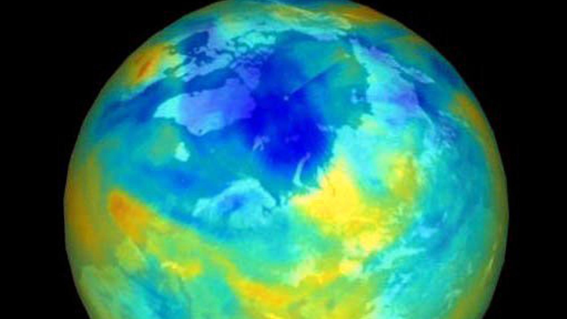 Eine Satellitenaufnahme der Erde zeigt den Verbleib der Ozonschicht über der Arktis (Foto vom Winter 1999/2000). Eine Satellitenaufnahme der Erde zeigt den Verbleib der Ozonschicht über der Arktis (Foto vom Winter 1999/2000).