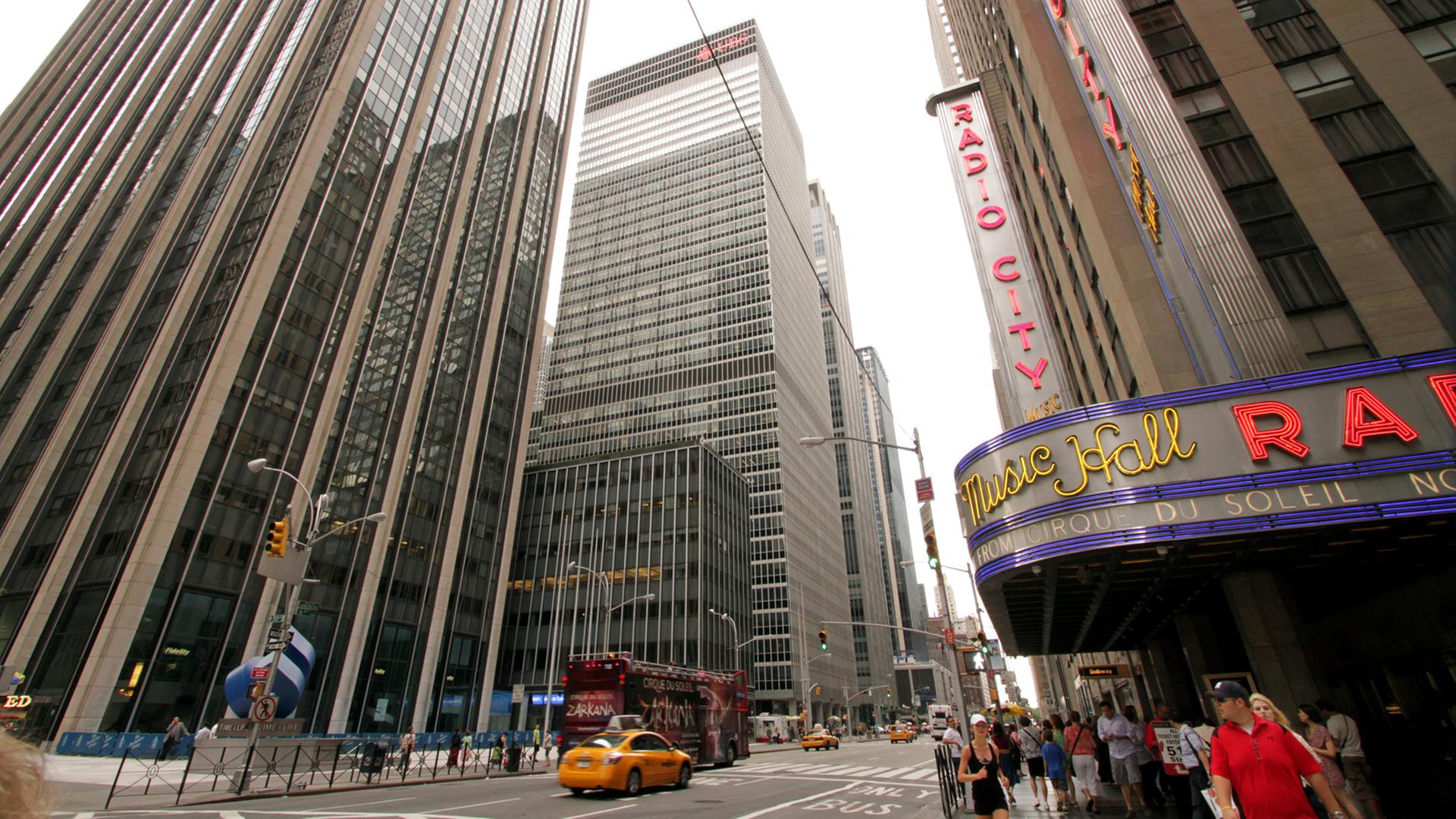 Die Radio City Music Hall (r.) an der 50th Street in Midtown Manhattan in New York. 