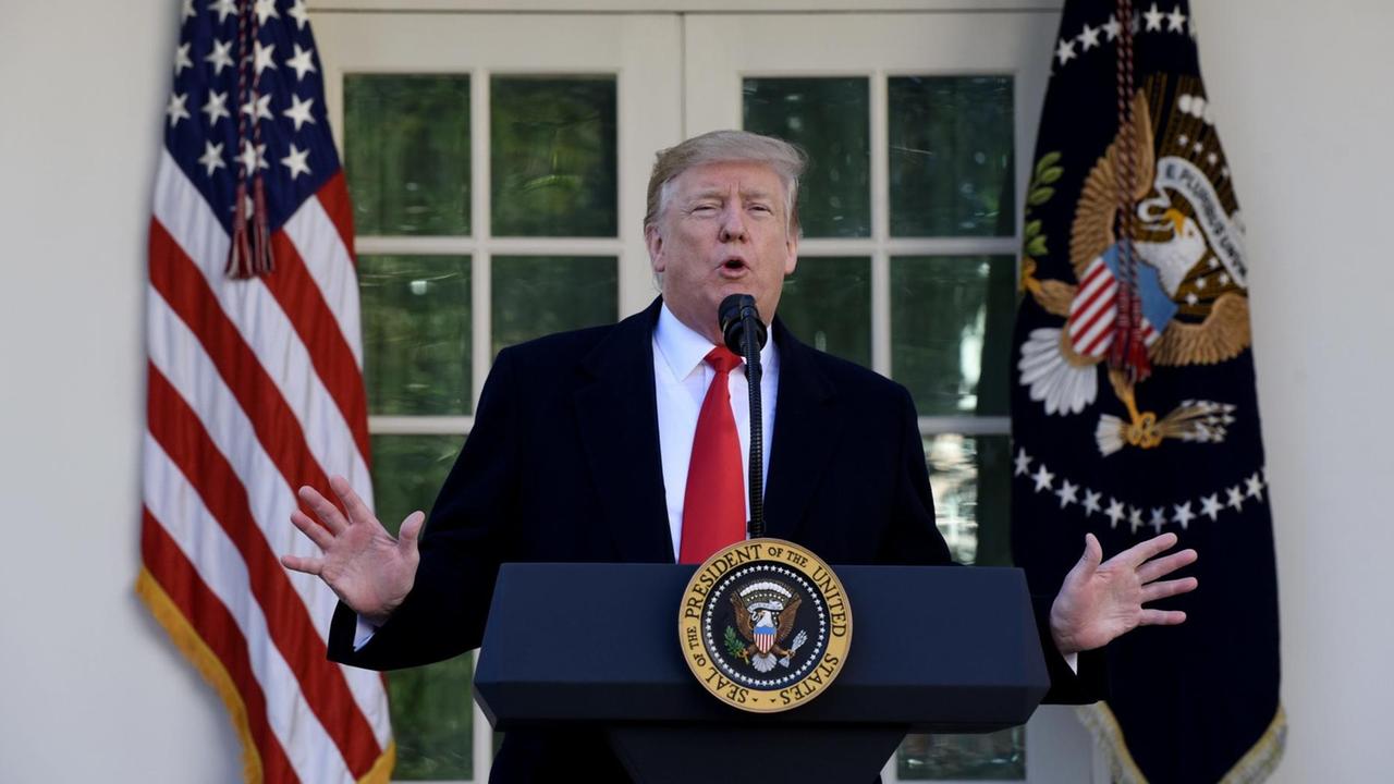 US-Präsident Donald Trump spricht im Rosengarten des Weißen Hause. US-Präsident Donald Trump spricht im Rosengarten des Weißen Hause.
