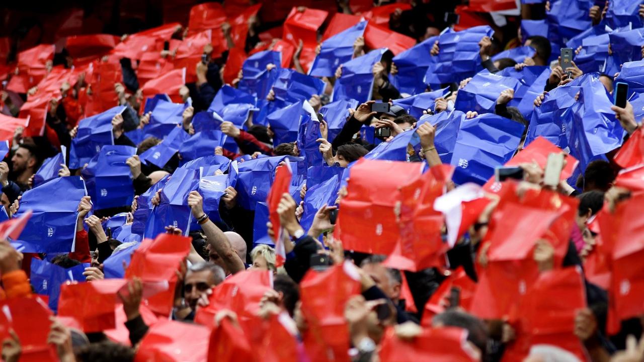 Nou Camp Stadion in Barcelona, Spanien. FC Barcelona gegen RCD Espanyol. Die Fans halten rote und blaue Banner in die Höhe. Nou Camp Stadion in Barcelona, Spanien. FC Barcelona gegen RCD Espanyol. Die Fans halten rote und blaue Banner in die Höhe.