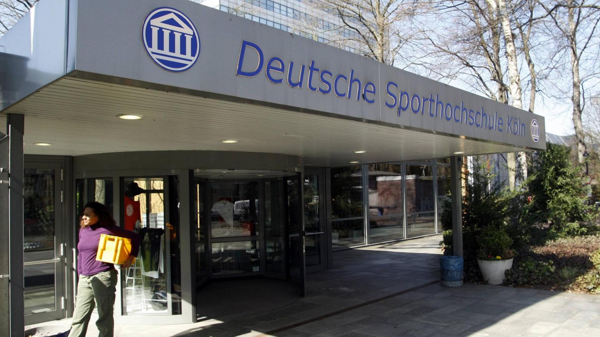 Der Eingangsbereich am Hauptgebäude der Deutschen Sporthochschule Köln Der Eingangsbereich am Hauptgebäude der Deutschen Sporthochschule Köln
