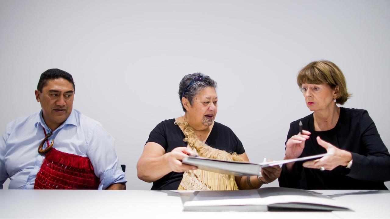 Henriette Reker, Oberbürgermeisterin von Köln, und Hema Temara, Stammesälteste der Maori aus Neuseeland, sowie ihr Sohn Tamahou Temara Henriette Reker, Oberbürgermeisterin von Köln, und Hema Temara, Stammesälteste der Maori aus Neuseeland, sowie ihr Sohn Tamahou Temara