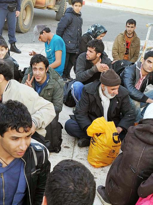 Flüchtlinge aus Syrien und Afghanistan bei ihrer Ankunft in der griechischen Hafenstadt Pylos