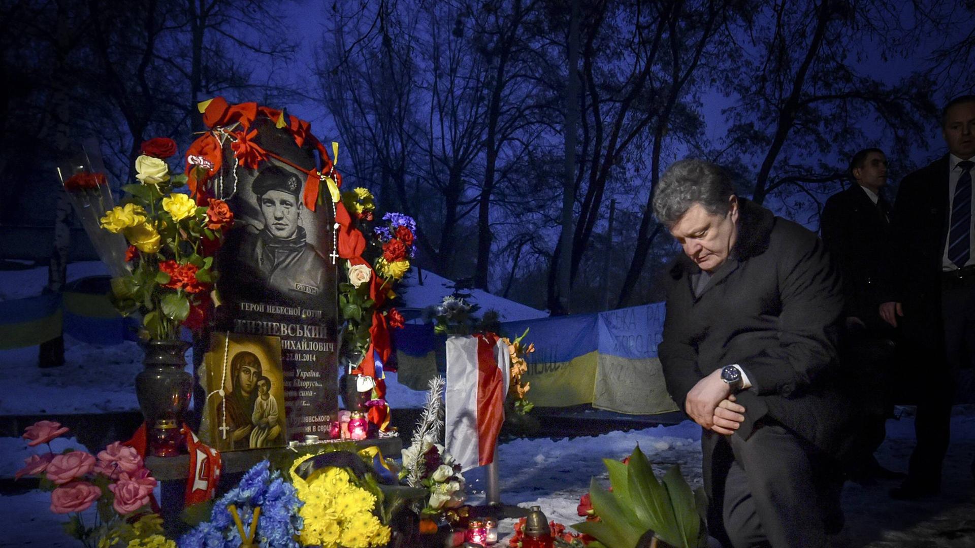 Der ukrainische Präsident Petro Poroschenko gedenkt der Opfer der tödlichen Schüsse auf dem Maidan in Kiew vom Februar 2014