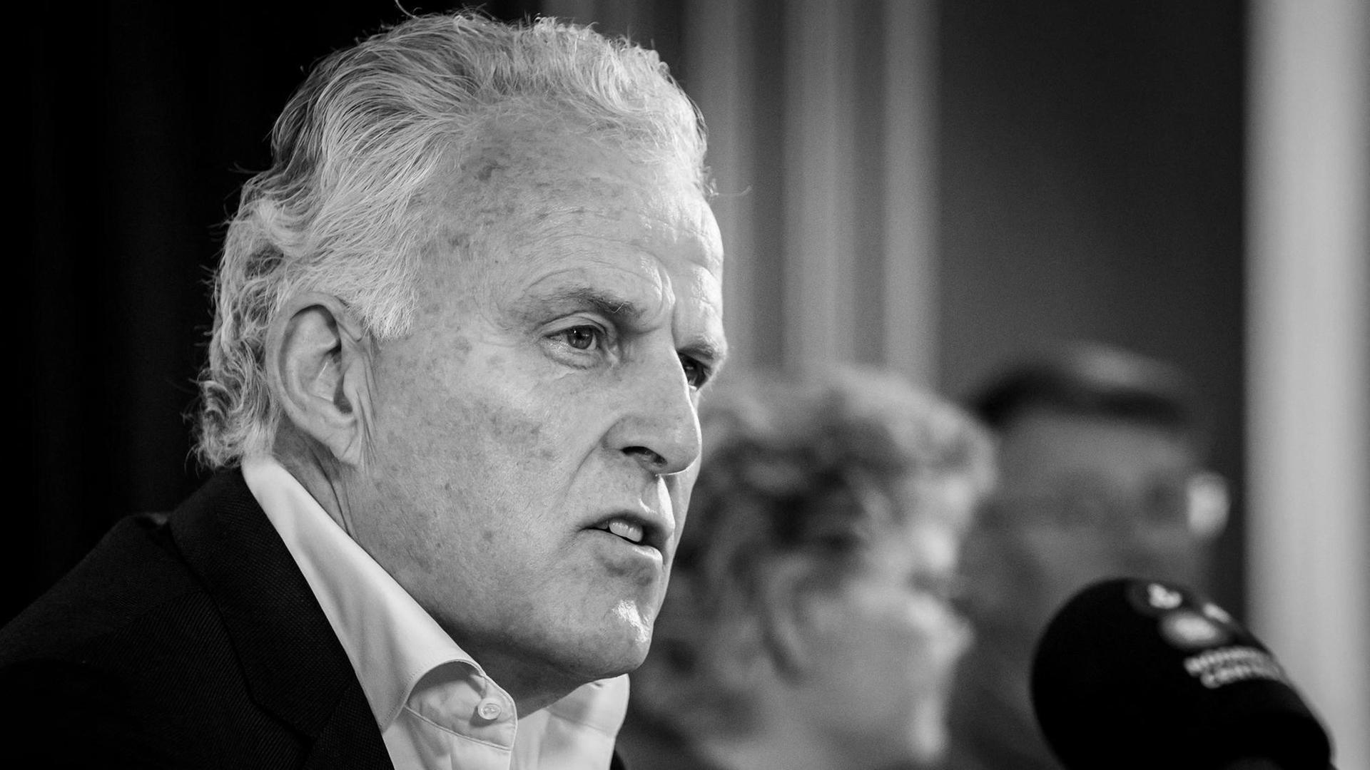 Ein schwarz-weiß Foto von Peter de Vries. Ein schwarz-weiß Foto von Peter de Vries.