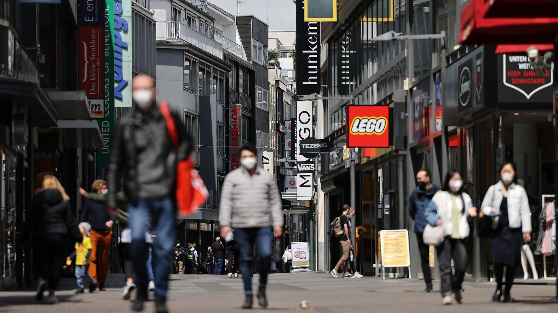 Nordrhein-Westfalen, Köln: Passanten gehen in der Innenstadt durch die Geschäftsstrasse Hohe Straße. Nordrhein-Westfalen, Köln: Passanten gehen in der Innenstadt durch die Geschäftsstrasse Hohe Straße.
