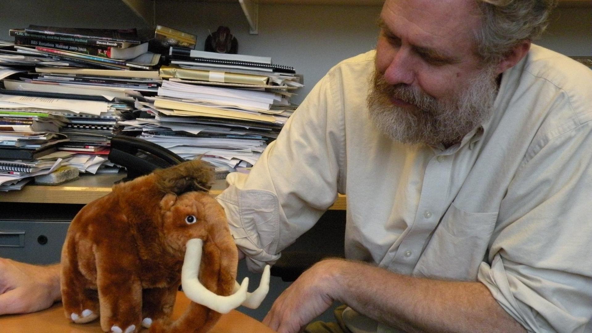 George Church von der Harvard Medical School mit einem Plüsch-Mammut