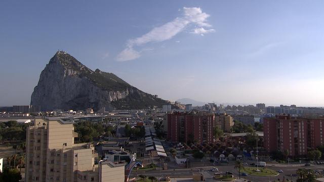 Gibraltar. Der 4,8 Kilometer lange und 425 Meter hohe Fels ist ein britisches Überseegebiet an der Südspitze der Iberischen Halbinsel.