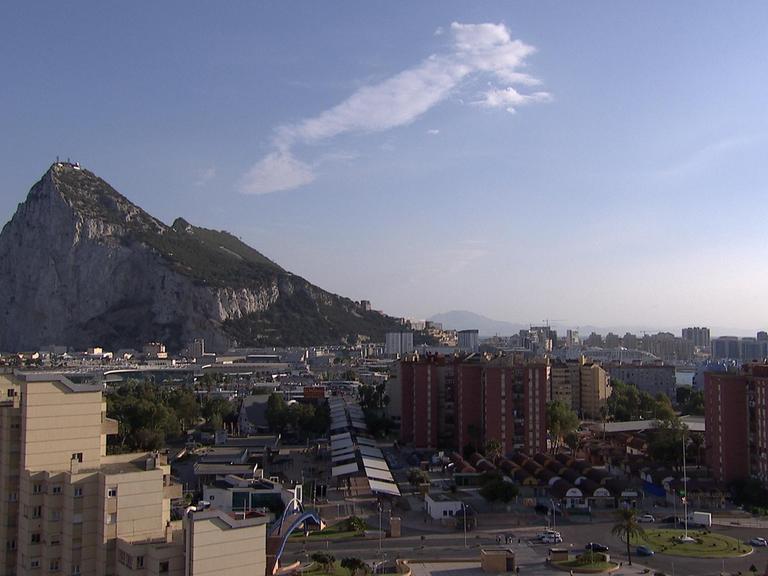 Gibraltar. Der 4,8 Kilometer lange und 425 Meter hohe Fels ist ein britisches Überseegebiet an der Südspitze der Iberischen Halbinsel.