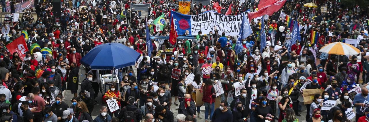 Zahlreiche Menschen protestieren gegen Bolsonaros Corona-Politik in Sao Paulo. Zahlreiche Menschen protestieren gegen Bolsonaros Corona-Politik in Sao Paulo.