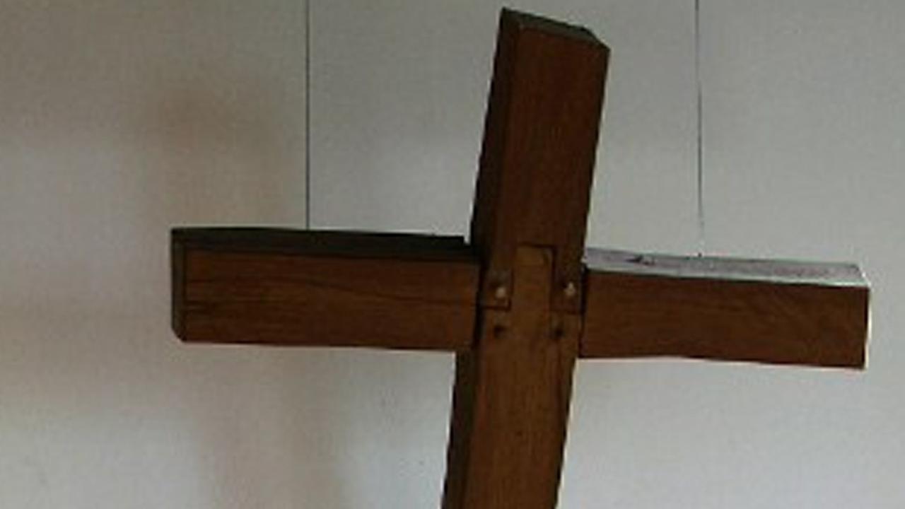 Holzkreuz in einer Kirche Holzkreuz in einer Kirche