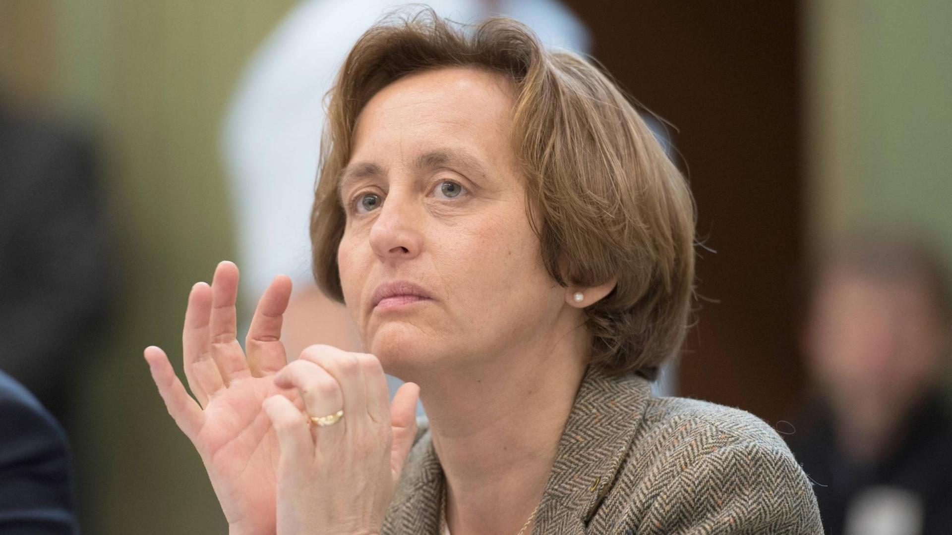 Die stellvertretende Fraktionsvorsitzende der AfD im Bundestag, Beatrix von Storch, spricht am Dienstag (21.05.2019) in der Rohrbachhalle in St. Ingbert. Die stellvertretende Fraktionsvorsitzende der AfD im Bundestag, Beatrix von Storch, spricht am Dienstag (21.05.2019) in der Rohrbachhalle in St. Ingbert.