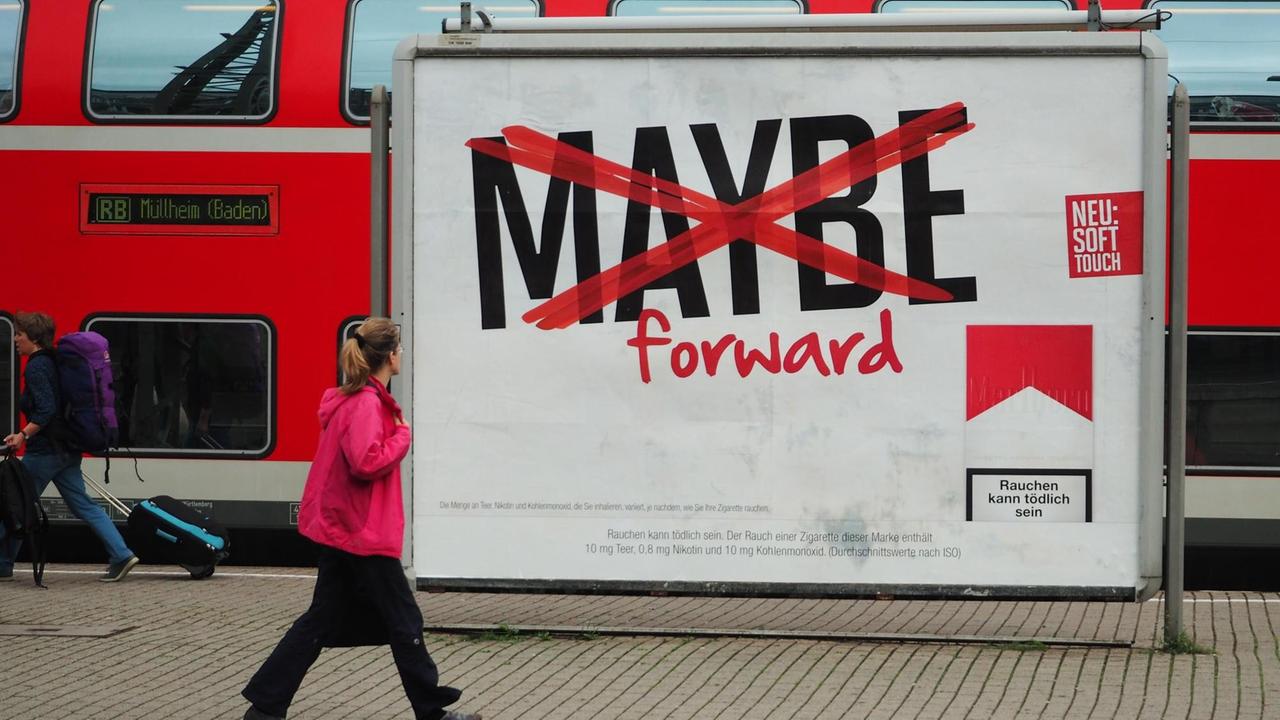 Eine Plakatwerbung für Zigaretten: Auf dem weißen Plakat steht "Maybe forward", das erste Wort ist mit einem roten Kreuz durchgestrichen.