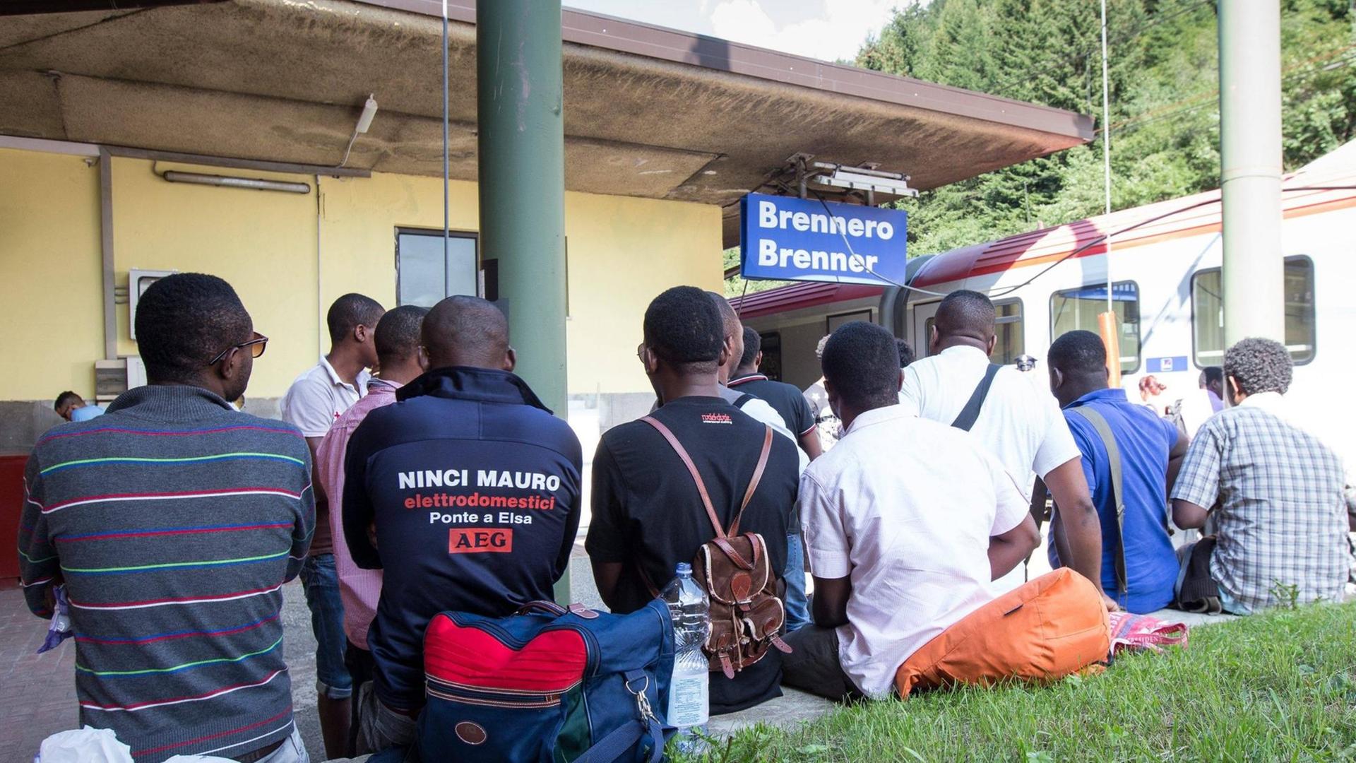 Brenner: An den Bahnhoefen in Suedtirol stranden seit Monaten jede Woche Hunderte Fluechtlinge. Wer es ueber das Meer bis nach Italien geschafft hat, versucht, rasch weiter in Richtung Norden zu kommen, meist werden sie dabei von deutsch-Oesterreichisch-italienischen Polizeistreifen aus den Zuegen geholt. Am Bahnhof in Bozen und am Brenner werden sie von Helfern versorgt. Viele der Fluechtlinge wollen nach Deutschland und Skandinavien. Der Brenner ist nur ein Etappenziel. Hier im Bild Fluechtlinge unter Polizeibewachung am Bahnhof Brenner. Brenner: An den Bahnhoefen in Suedtirol stranden seit Monaten jede Woche Hunderte Fluechtlinge. Wer es ueber das Meer bis nach Italien geschafft hat, versucht, rasch weiter in Richtung Norden zu kommen, meist werden sie dabei von deutsch-Oesterreichisch-italienischen Polizeistreifen aus den Zuegen geholt. Am Bahnhof in Bozen und am Brenner werden sie von Helfern versorgt. Viele der Fluechtlinge wollen nach Deutschland und Skandinavien. Der Brenner ist nur ein Etappenziel. Hier im Bild Fluechtlinge unter Polizeibewachung am Bahnhof Brenner.