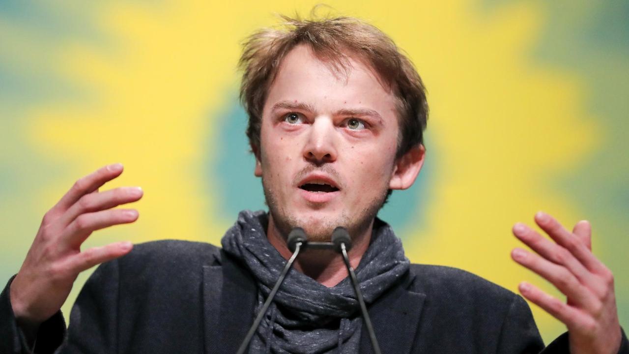 Erik Marquardt spricht für seine Kandidatur auf einen Listenplatz für die Europawahl. Erik Marquardt spricht für seine Kandidatur auf einen Listenplatz für die Europawahl.