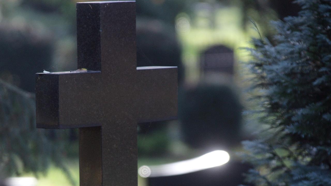 Grabsteine auf dem Alten Friedhof von Schwerin, aufgenommen am Donnerstag (16.11.2006). Am Sonntag (19.11.2006) wird in Deutschland der Volkstrauertag begangen. Traditionell wird an diesem Tag zwei Wochen vor dem ersten Advent der Toten beider Weltkriege und der Nazi-Opfer gedacht. Grabsteine auf dem Alten Friedhof von Schwerin, aufgenommen am Donnerstag (16.11.2006). Am Sonntag (19.11.2006) wird in Deutschland der Volkstrauertag begangen. Traditionell wird an diesem Tag zwei Wochen vor dem ersten Advent der Toten beider Weltkriege und der Nazi-Opfer gedacht.
