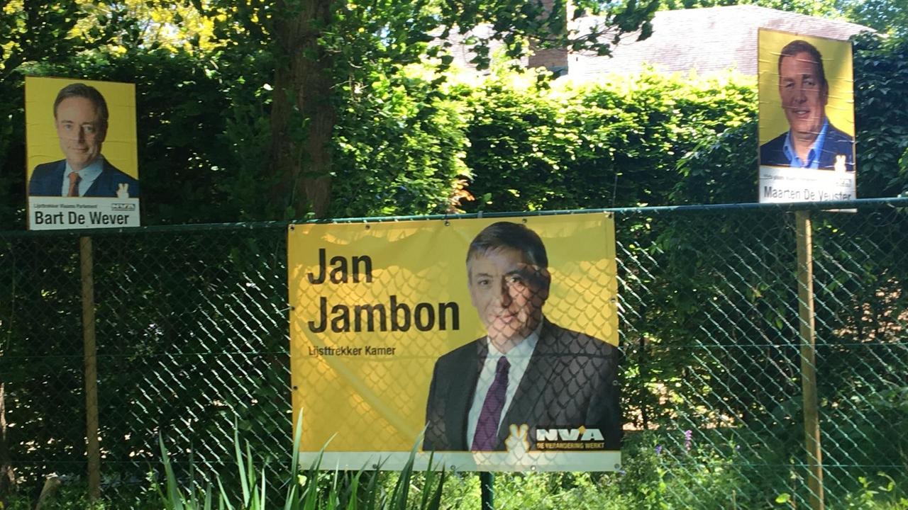 Ein Wahlplakat für die Partei Nieuw-Vlaamse Alliantie mit dem Spitzenkandidaten Jan Jambon.