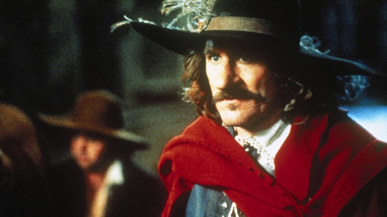 Der Schauspieler Gérard Depardieu im historischen Kostüm des Cyrano de Bergerac mit der für die Figur charakteristischen großen Nase.