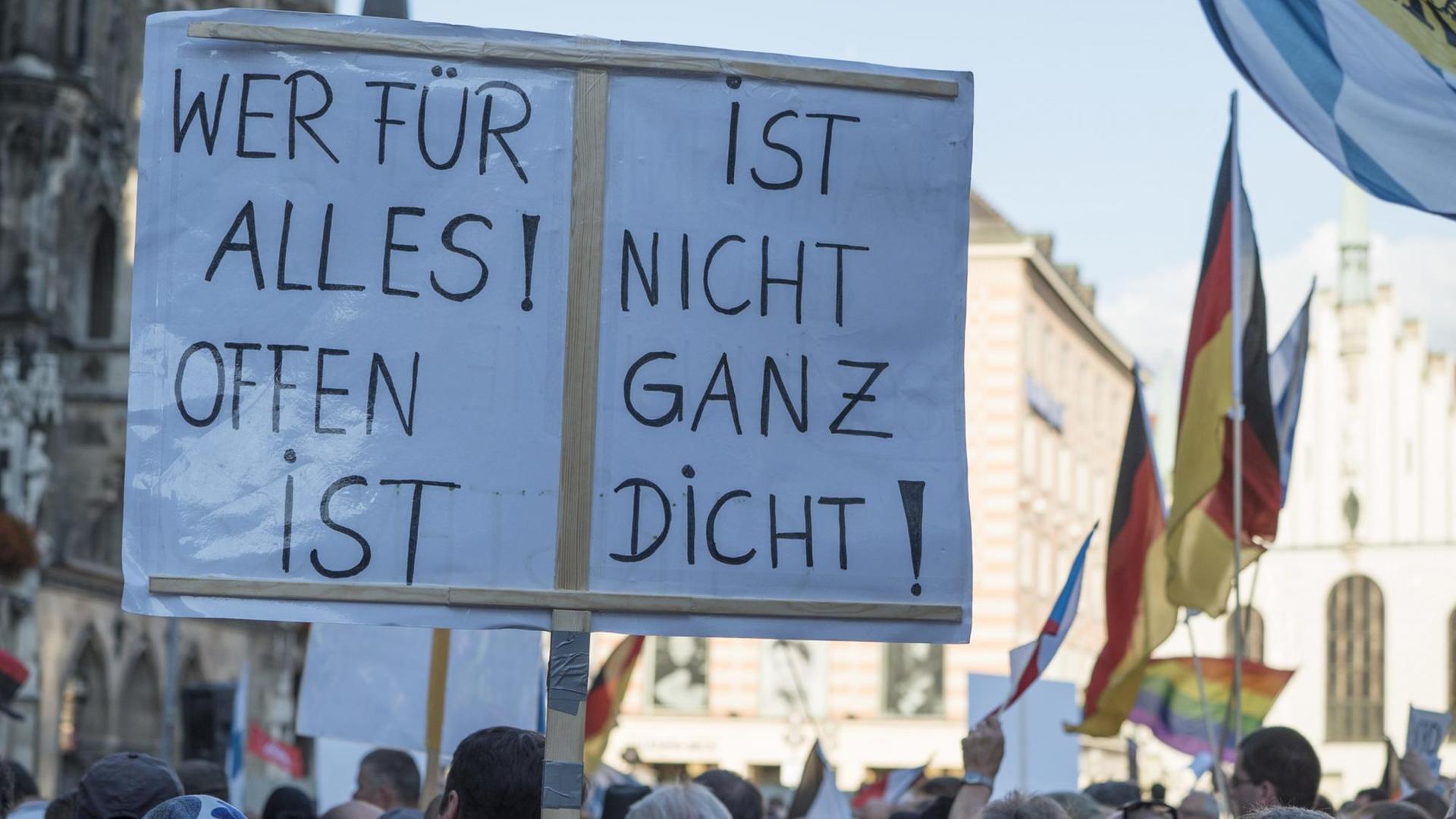 Auf dem Schild steht: "Wer für alles offen ist, ist nicht mehr ganz dicht!" Auf dem Schild steht: "Wer für alles offen ist, ist nicht mehr ganz dicht!"