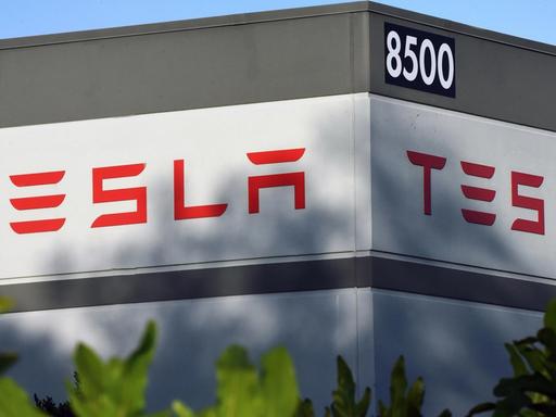 Ein Tesla-Firmengebäude in Florida