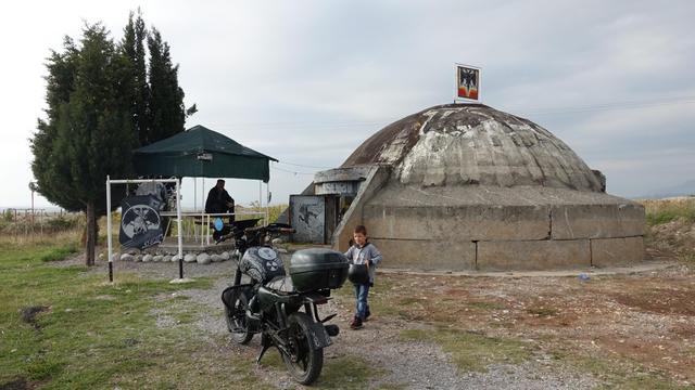 Ein runder Betonbunker in einer Landschaft in Albanien.
