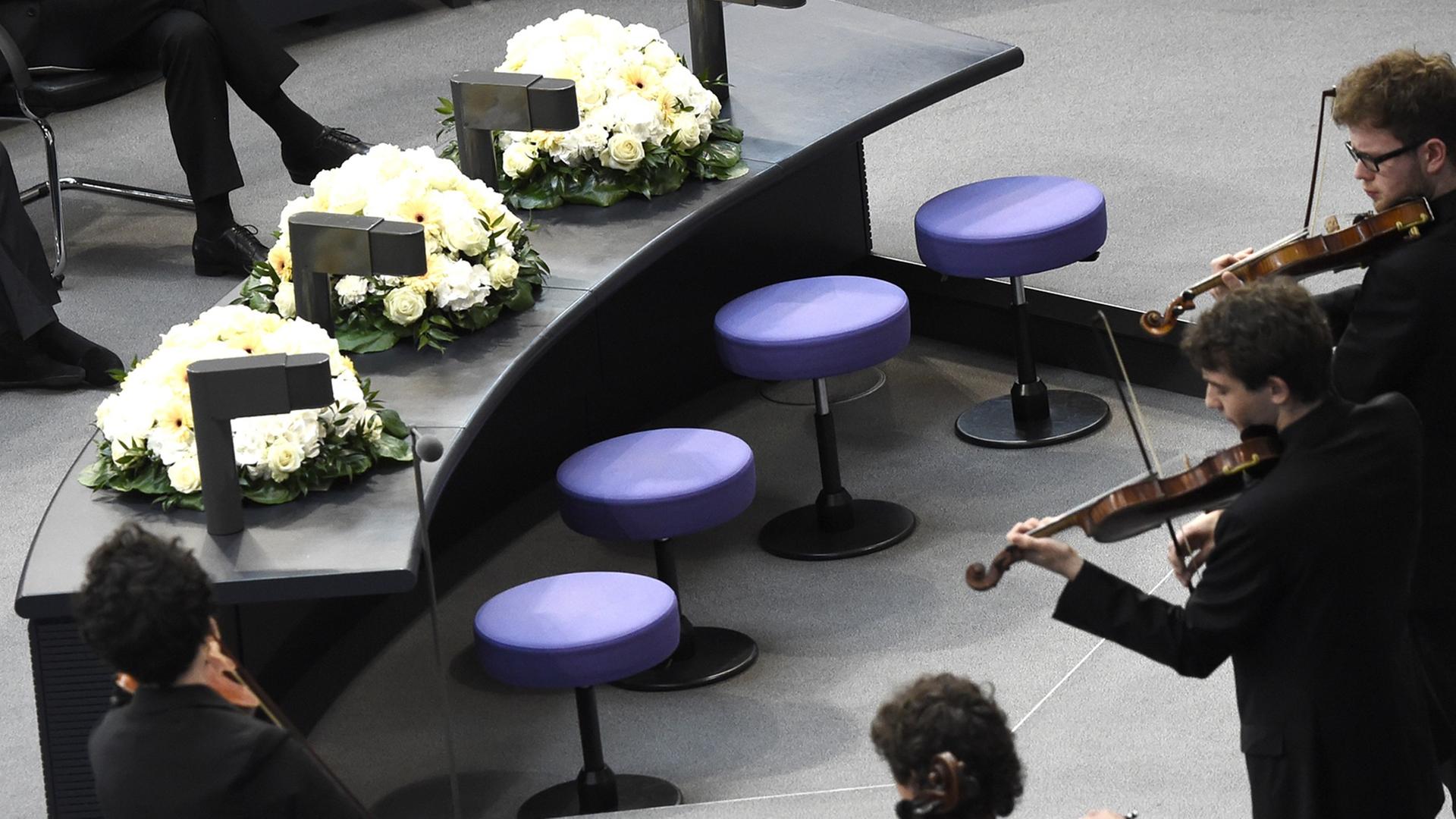 Bei einer Gedenkstunde im Bundestag gedachten Parlamentarier und Gäste dem Kriegsende vor 70 Jahren. Bei einer Gedenkstunde im Bundestag gedachten Parlamentarier und Gäste dem Kriegsende vor 70 Jahren.