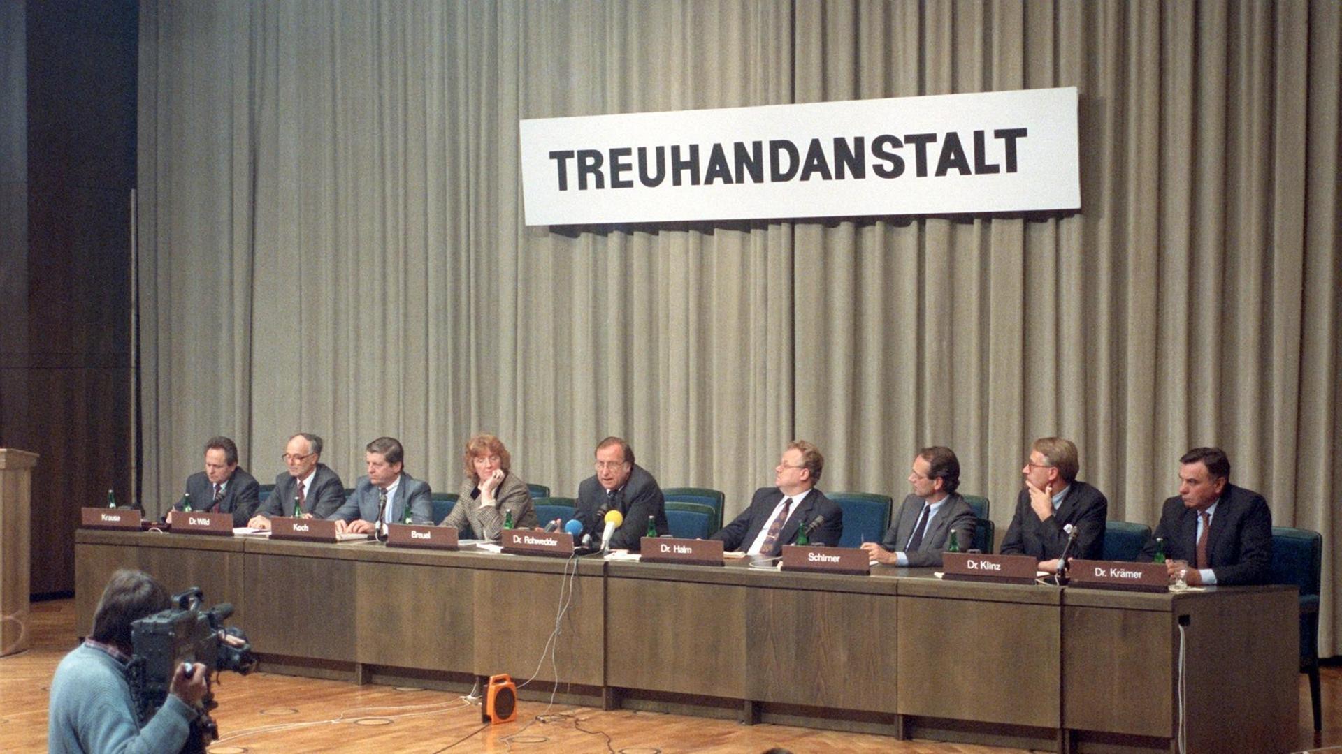 Eine Pressekonferenz der Treuhandanstalt mit dem deren Präsidenten Detlev Rohwedder am 27. November 1990 in Berlin. Eine Pressekonferenz der Treuhandanstalt mit dem deren Präsidenten Detlev Rohwedder am 27. November 1990 in Berlin.