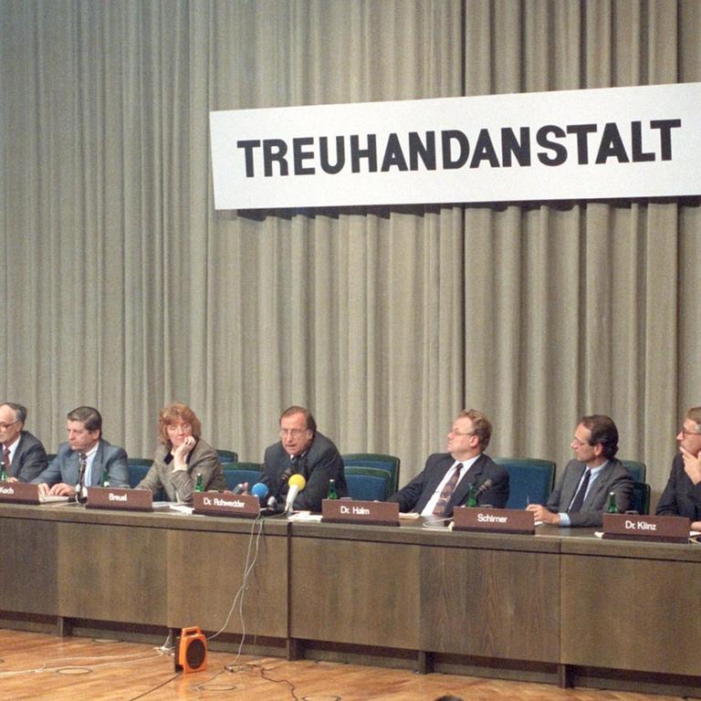 Eine Pressekonferenz der Treuhandanstalt mit dem deren Präsidenten Detlev Rohwedder am 27. November 1990 in Berlin.