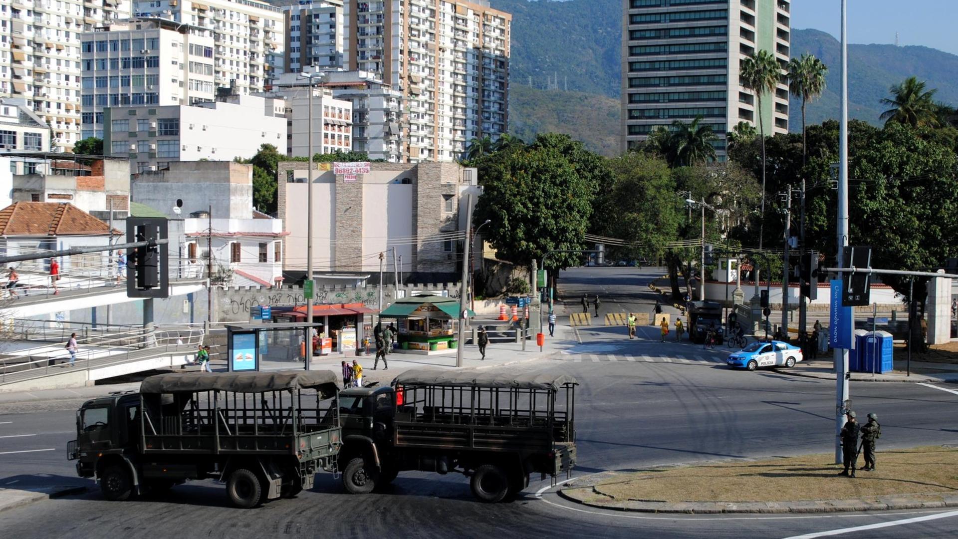 Die Polizei hat die Zufahrtstraßen in Rio zum Maracanã-Stadion weiträumig abgesperrt.