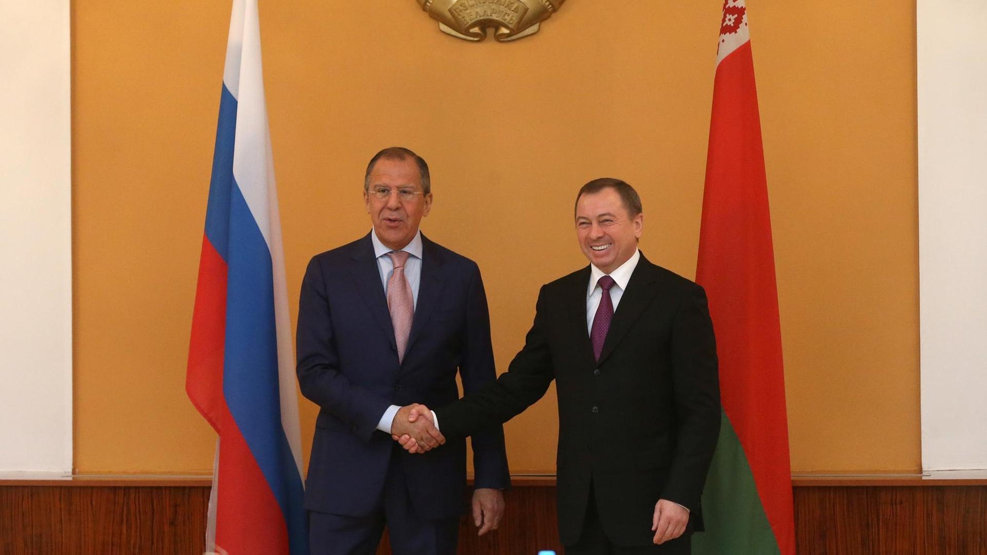 Der russische Außenminister Sergei Lavrov und sein belarusischer Amtskollege Vladimir Makei schütteln sich im Juni 2014 die Hand Der russische Außenminister Sergei Lavrov und sein belarusischer Amtskollege Vladimir Makei schütteln sich im Juni 2014 die Hand