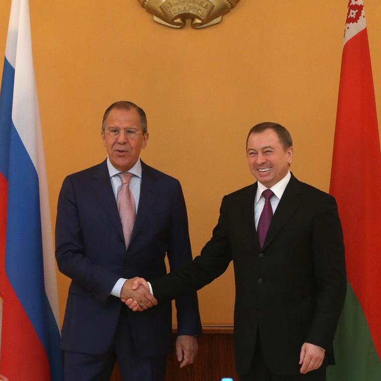 Der russische Außenminister Sergei Lavrov und sein belarusischer Amtskollege Vladimir Makei schütteln sich im Juni 2014 die Hand