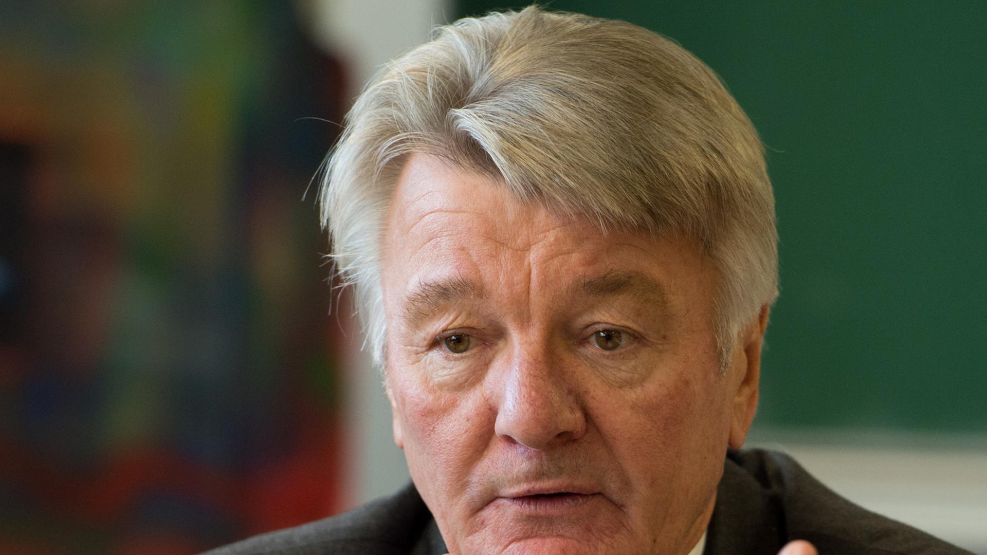 Klaus Wenzel, Präsident des Bayerischen Lehrer- und Lehrerinnenverbands (BLLV), spricht am 11.11.2014 in der Clermont-Ferrand-Schule in Regensburg (Bayern) während einer Pressekonferenz zu den Journalisten. Klaus Wenzel, Präsident des Bayerischen Lehrer- und Lehrerinnenverbands (BLLV), spricht am 11.11.2014 in der Clermont-Ferrand-Schule in Regensburg (Bayern) während einer Pressekonferenz zu den Journalisten.