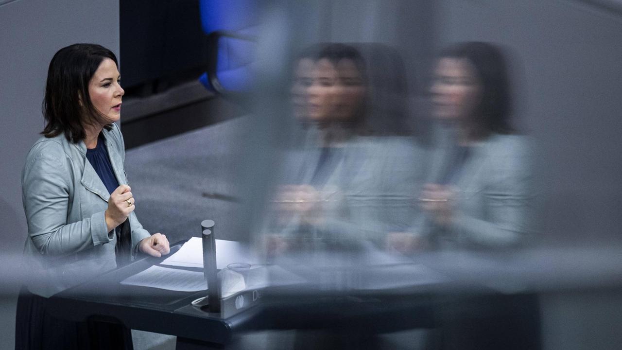 Die Parteivorsitzende Annalena Baerbock, Buendnis 90/Die Grünen, aufgenommen im Rahmen einer Debatte im Deutschen Bundestag in Berlin Die Parteivorsitzende Annalena Baerbock, Buendnis 90/Die Grünen, aufgenommen im Rahmen einer Debatte im Deutschen Bundestag in Berlin