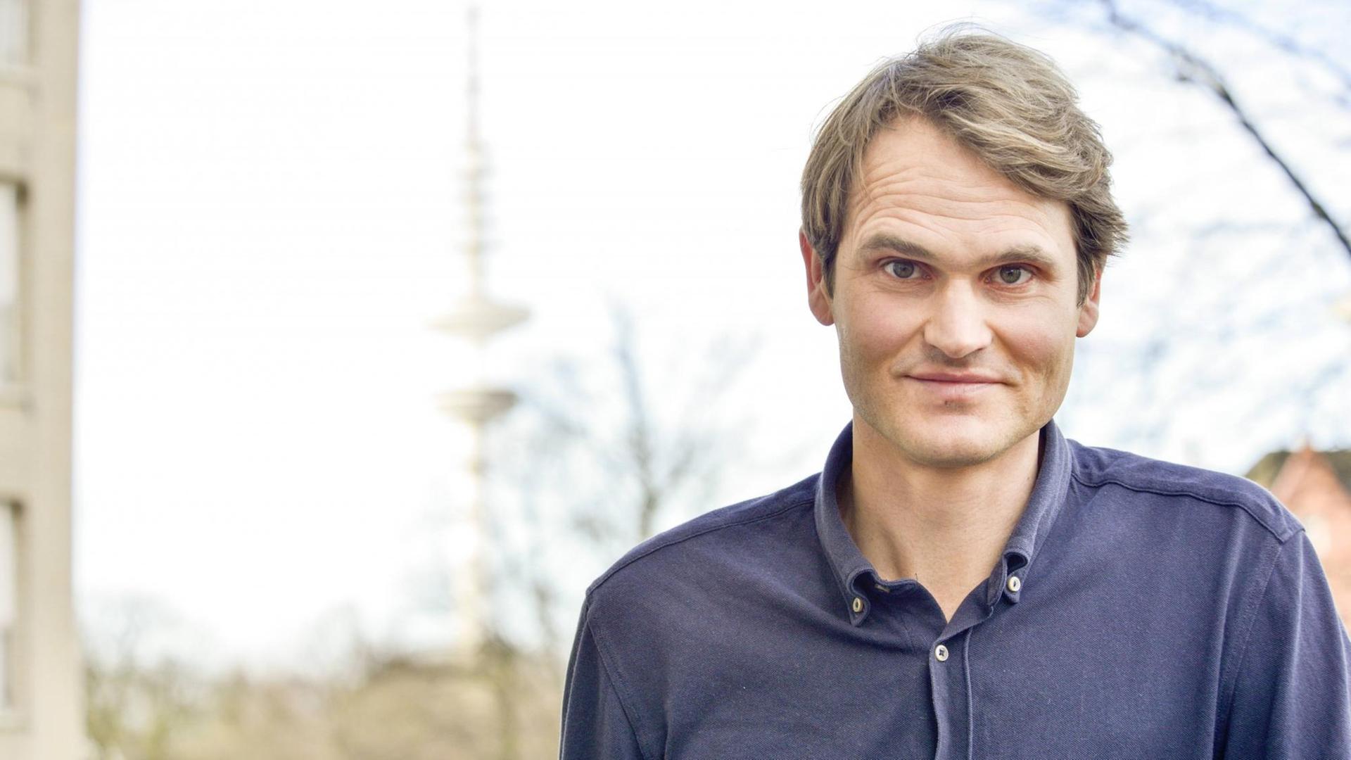 Der Schauspieler Fabian Hinrichs schaut in die Kamera Der Schauspieler Fabian Hinrichs schaut in die Kamera