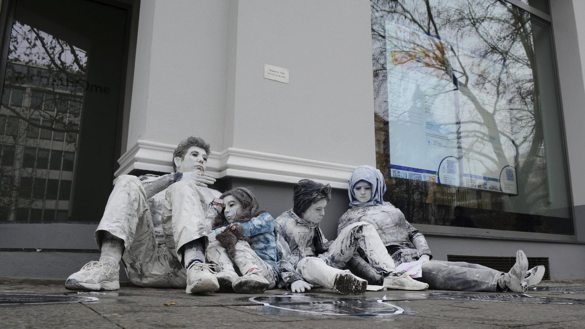 In Berlin-charlottenburg protestiert das Künstlerkollektiv Reflektor gegen Gentrifizierung. Lebensgroße, weiß angemalte Figuren erzählen Geschichten von Menschen, die wegen steigender Mieten ihre Wohnungen verlassen mussten. In Berlin-charlottenburg protestiert das Künstlerkollektiv Reflektor gegen Gentrifizierung. Lebensgroße, weiß angemalte Figuren erzählen Geschichten von Menschen, die wegen steigender Mieten ihre Wohnungen verlassen mussten.