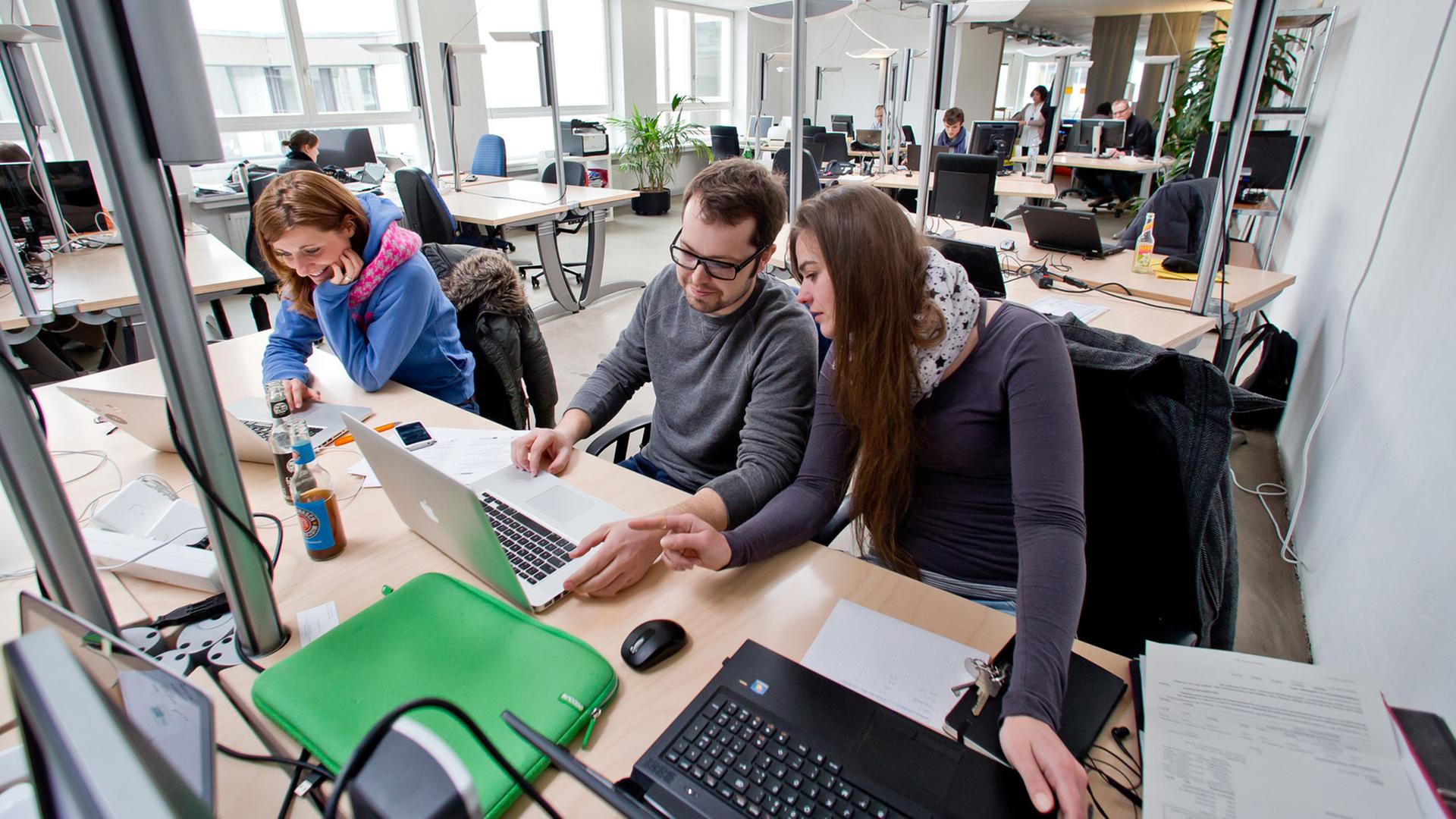 Blick in die Gemeinschaftsbüros "Coworking Spaces" am 04.04.2013 in Nürnberg: In einem Großraumbüro arbeiten mehrere Personen an Computern.