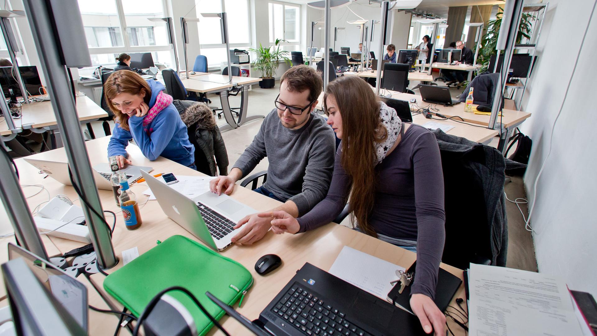 Blick in die Gemeinschaftsbüros "Coworking Spaces" am 04.04.2013 in Nürnberg: In einem Großraumbüro arbeiten mehrere Personen an Computern. Blick in die Gemeinschaftsbüros "Coworking Spaces" am 04.04.2013 in Nürnberg: In einem Großraumbüro arbeiten mehrere Personen an Computern.