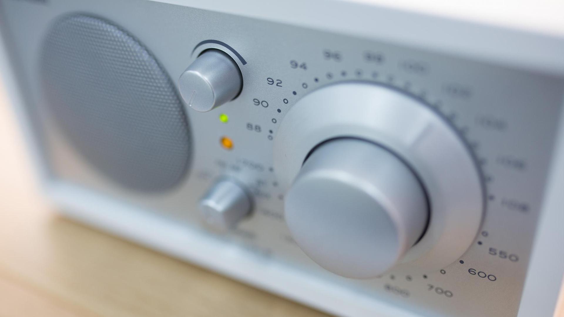 Ein Radio mit UKW- und MW-Empfang steht am 10.02.2015 in Berlin. Ein Radio mit UKW- und MW-Empfang steht am 10.02.2015 in Berlin.